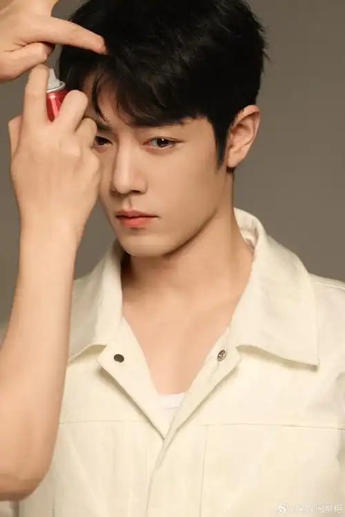 肖战好伟大一张脸##被肖战的脸硬控#肖战工作室的 18 宫格照片,是给