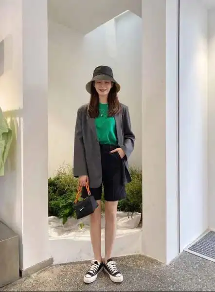 沈梦辰攻气十足的治愈系穿搭,浅蓝色搭配上灰色,真是满满时尚感