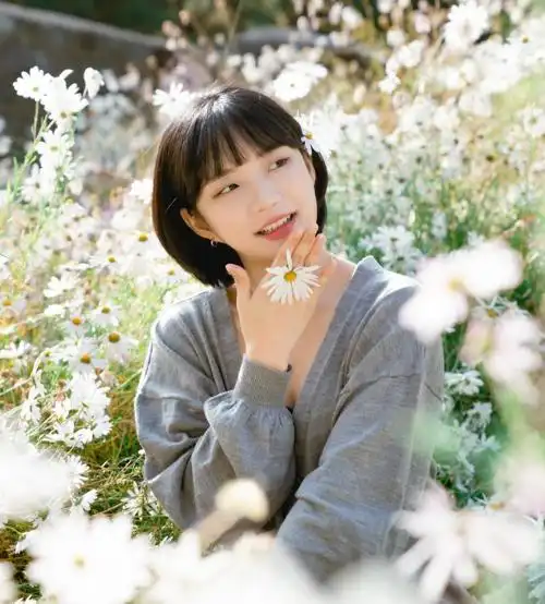 文艺范女生短发清纯又迷人