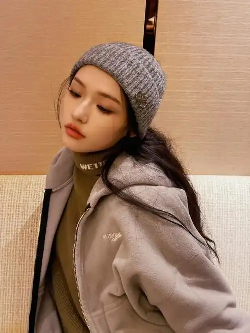 林允灰色针织帽搭棕色大棉服 温暖又时尚 闭眼甜笑 表情软萌可爱