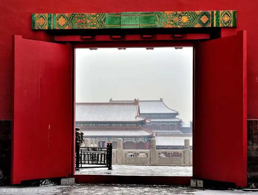 雪中故宫里太和殿的侧宫门