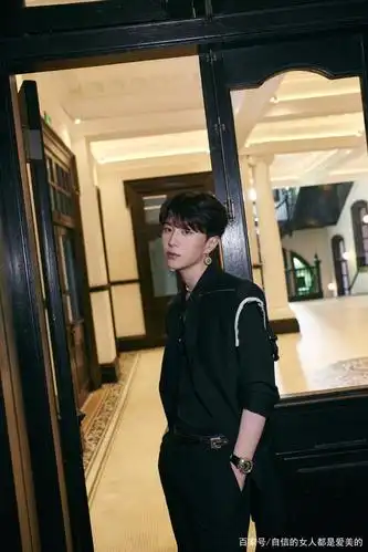 范丞丞最新活动图集,上装独特的无袖廓形西装,矜贵有腔调的少年