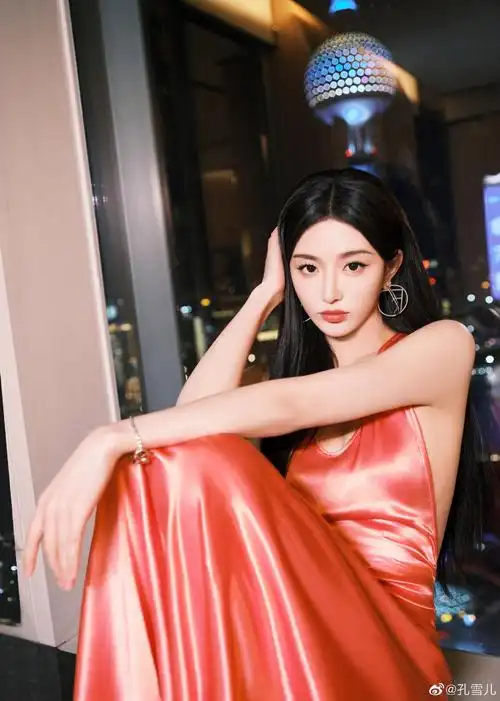 孔雪儿夜景窗边随拍96 身穿粉色亮面长裙……_高清图集_新浪网