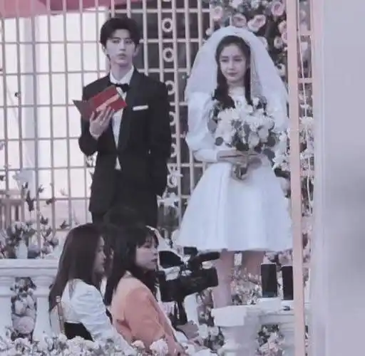 但是当看到蔡徐坤旁边时,她的颜值真的让人爱了爱了,太帅气了吧.