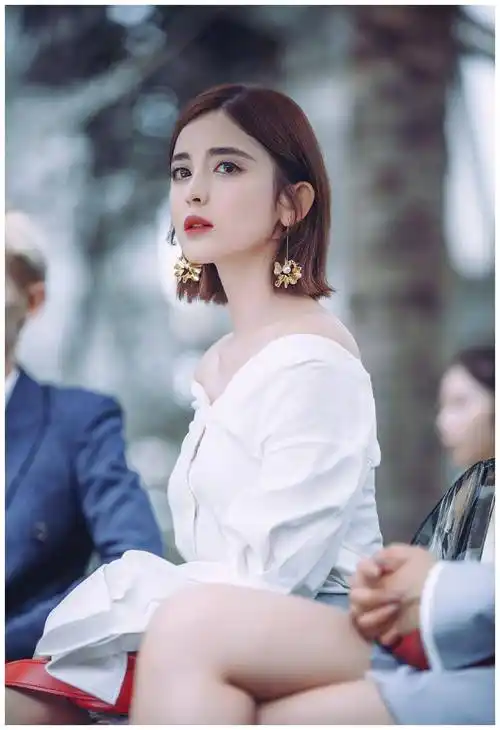 原创古力娜扎为何现在那么火只是剪对了波波头发型优雅又减龄