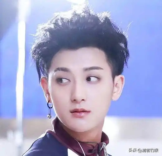 黄子韬徐艺洋情人节团建,低头玩手机隔空传话?_对方_时候_情侣