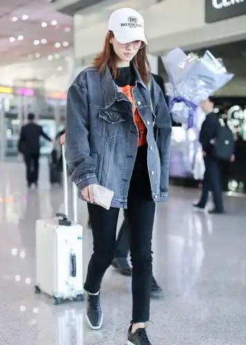 33岁王丽坤机场私服穿搭,青春靓丽如同少女!