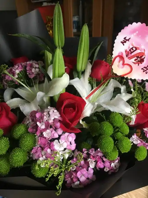 比如,给亲友送生日花,对青年人可送玫瑰,月季,中年人可送