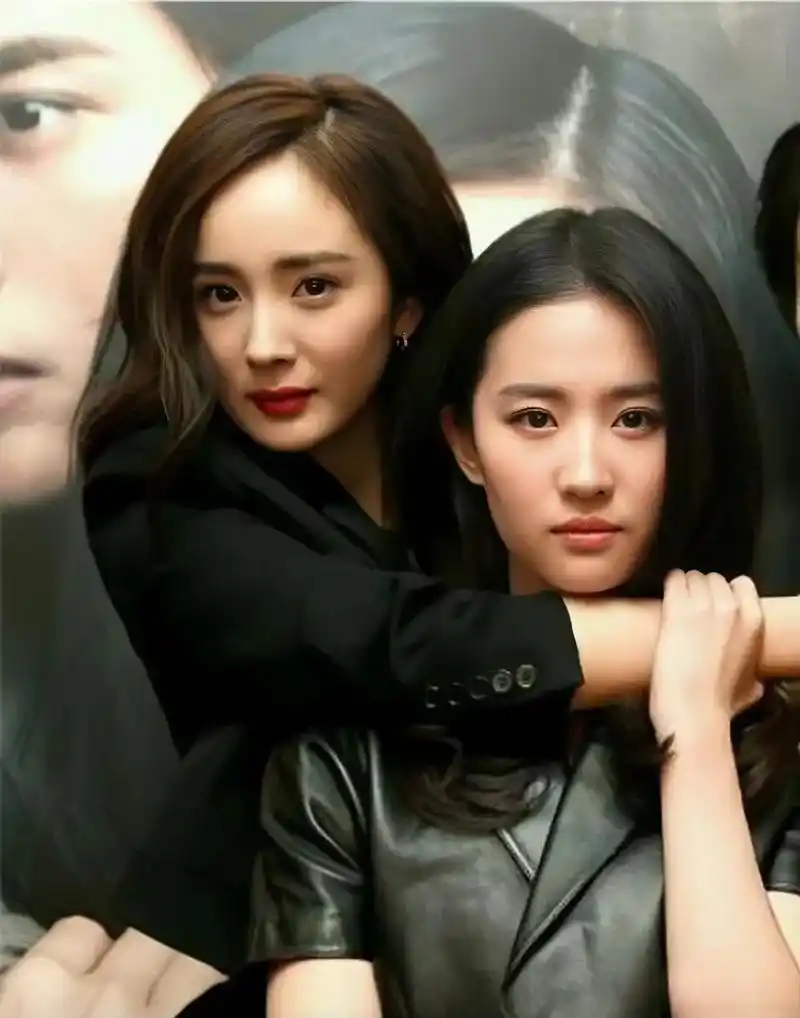 杨幂和刘亦菲这样合照里,杨幂比刘亦菲灵动很多啊[并不简单]