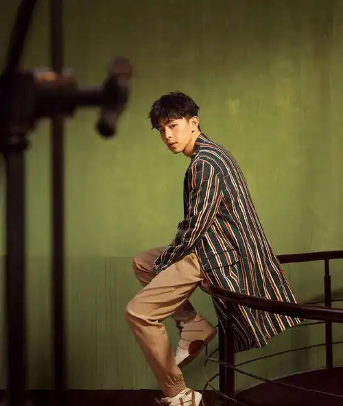 邓伦时尚杂志帅气写真图片