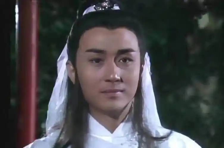 上世纪80年代末,吴岱融到香港发展,签约了tvb,凭借《绝代双骄》