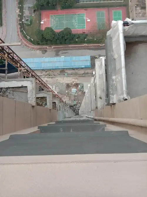 从天台望下去拍的照,这样看的有点恐高