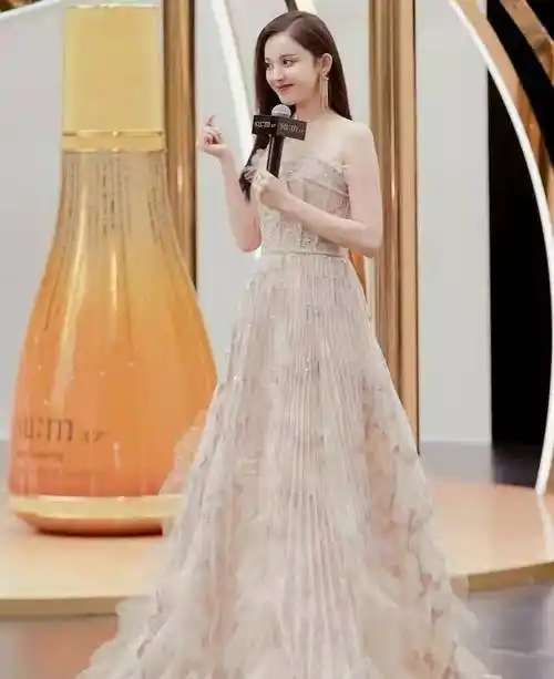 原创古力娜扎太会穿挑战粉红流光裙美成小仙女鱿鱼身材太吸睛