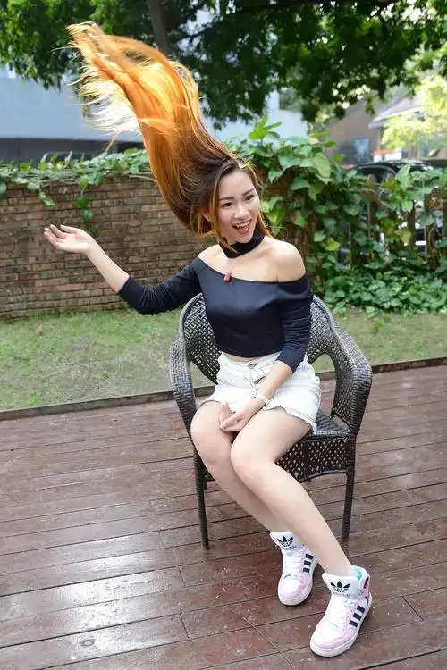 飘逸的金色长发靓女 - 晴朗 - 晴朗的博客