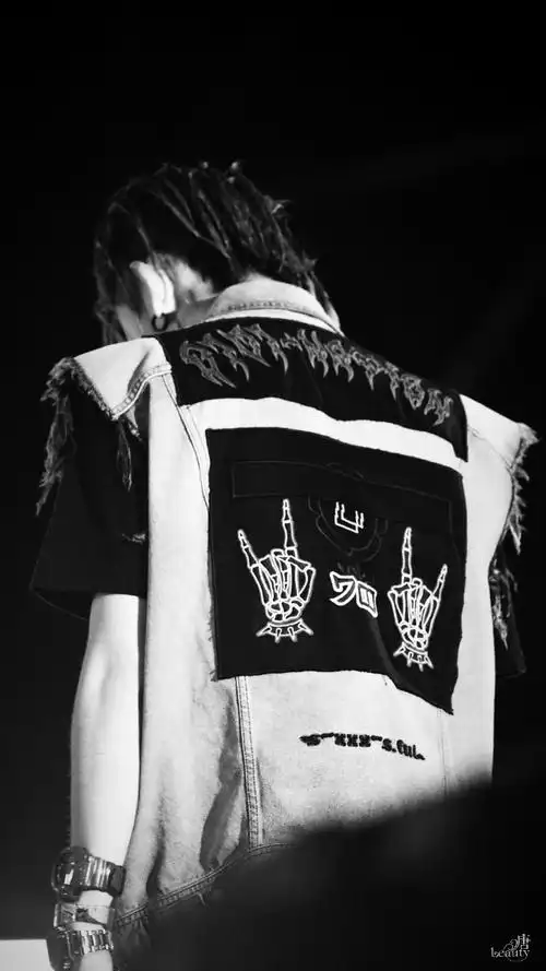 男生#昨天翻wb发现拍过很多宝贝的背那就望背止渴一下吧@小鬼-王琳凯