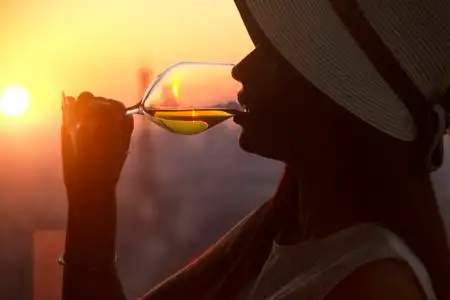 埃菲尔铁塔红酒图片