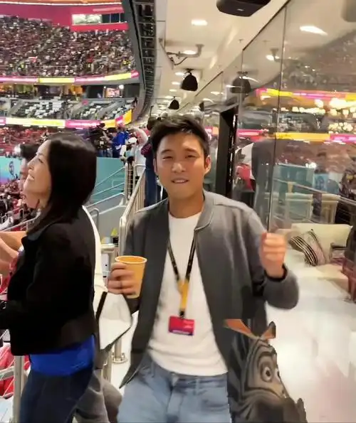 在衣服选择上,霍启山选择棒球帽,牛仔裤以及白衬衫,每一件都是年轻人