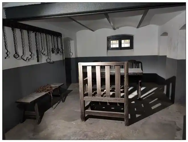 逛青岛50换了人间参观青岛德国监狱旧址