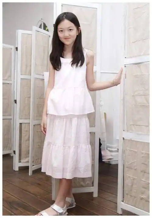 原创李嫣才13岁就这么拼为凹造型扒开外套大秀香肩有点时尚过头了