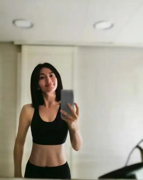 并且感谢所有人,给大家送个福利(马甲线照片原图)"这两口子前后没多久