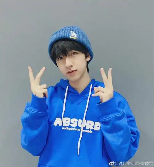 贺峻霖蓝帽蓝卫衣造型##贺峻霖蓝色系随拍