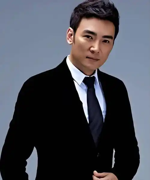 此时的焦恩俊已经55岁了,岁月在他年龄上留下了痕迹,也在他的身材上和