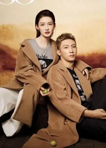 李沁黄景瑜怦然心跳大片,同款打底t恤配同框风衣,cp感十足