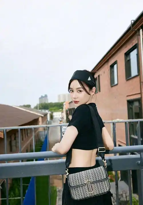 黑色露脐装造型写真.让人移不开眼.袁姗姗俏皮时尚.返回搜狐,查看更多