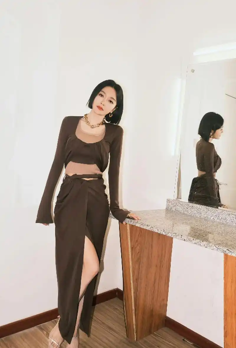 演员秦岚 粉银双绑带高跟凉鞋  #秦岚#  #高跟鞋