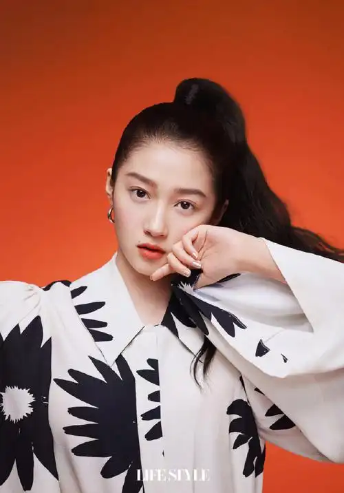 封面故事##关晓彤蓝色耳朵大片