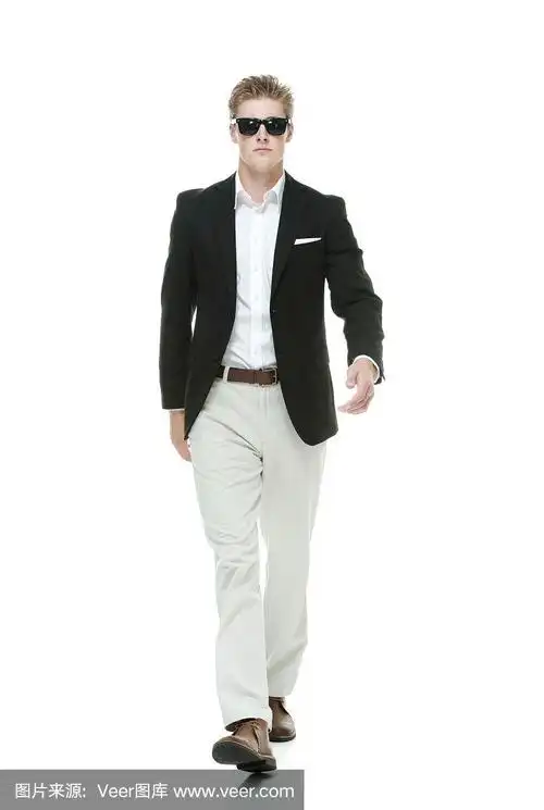 潇洒休闲男人走路