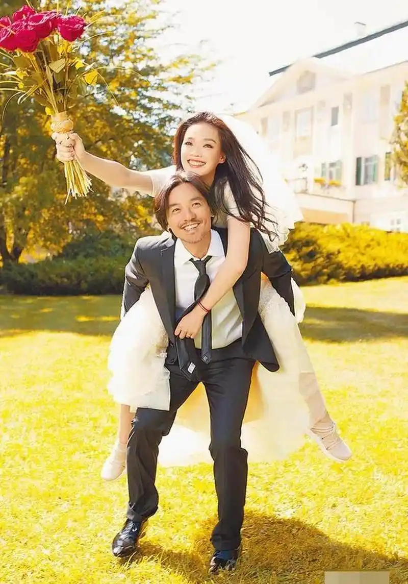 那天晚上,舒淇在台上唱跳,张震靠在暗处的柱子上看了她好久,助手对