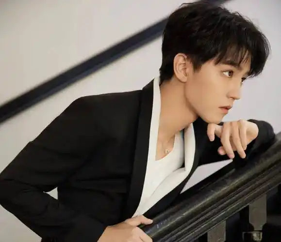 王俊凯壁纸侧颜太好看了吧优越的下颌线高挺的鼻梁让人心动