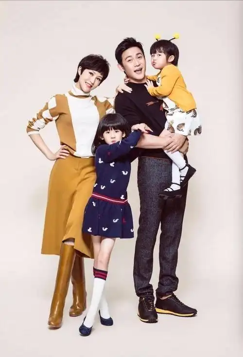 陆毅一家四口同框!鲍蕾贵妇范十足,两女儿共用一张脸颜值比妈高