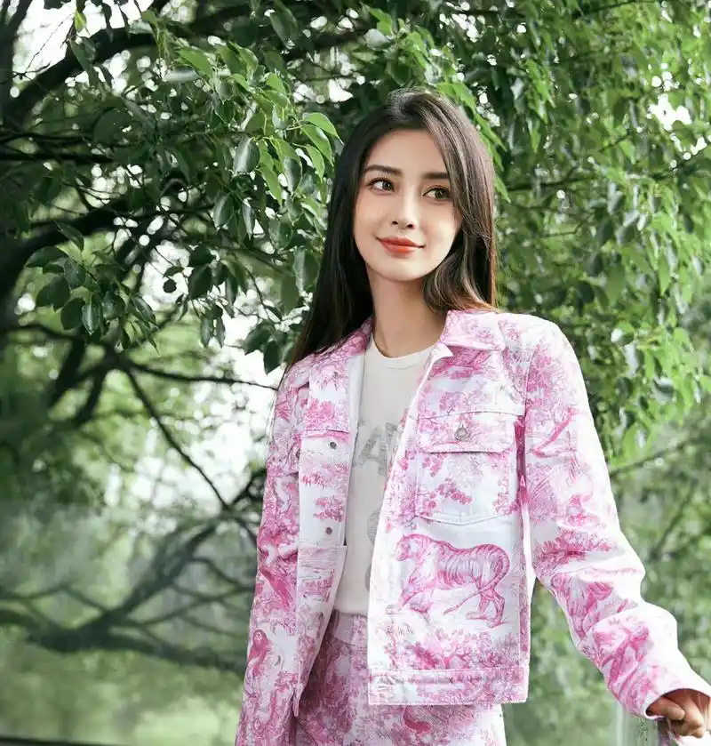 angelababy私下抽烟画面曝光,姿势娴熟老练,曾多次被拍烟瘾很大