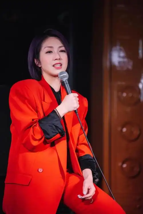 组图杨千嬅复古红色西装气场足与老公合唱表情搞怪秒破功