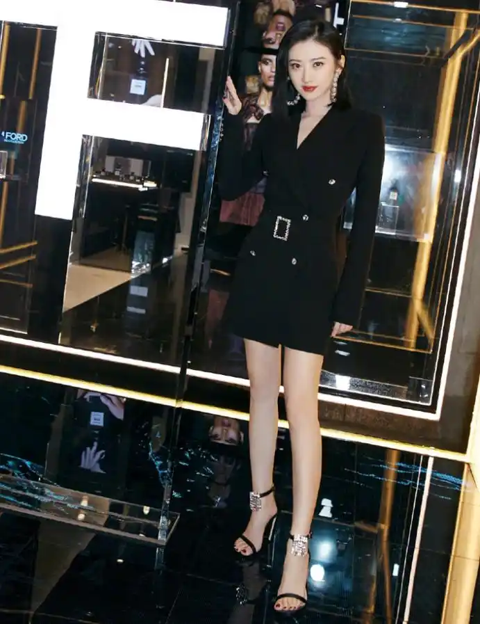 "刀片鞋"还是少碰为妙,景甜穿后脚趾弯成60°,让人不敢看!