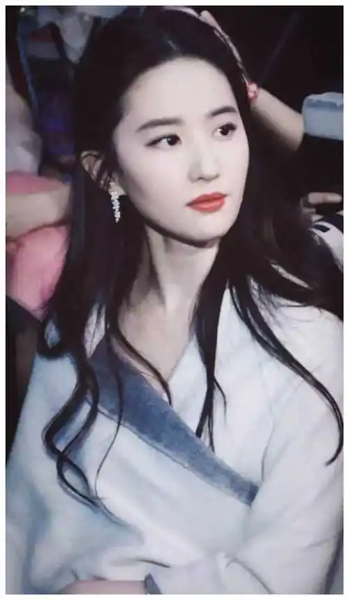 刘亦菲初中清纯照惊艳发布!身材纤细笑容天真,与如今大变样!