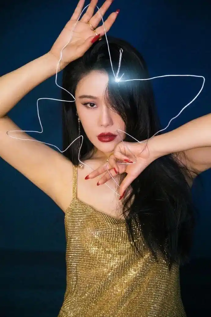 袁娅维这样的微胖女人谁不爱穿金色吊带短裙丰腴多姿迷人极了