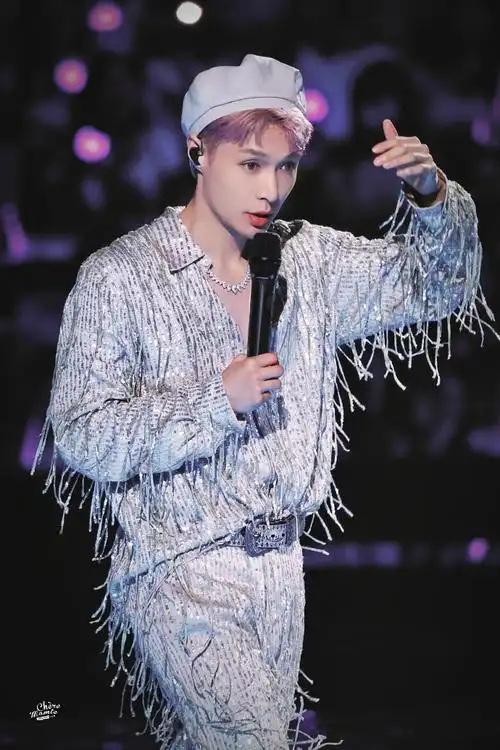 张艺兴[超话]##张艺兴染粉发##张艺兴演唱会中控