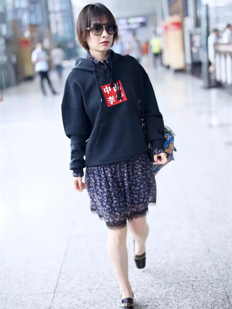 吴昕现身机场,穿碎花裙套卫衣,搭配短发居然还有女人味!