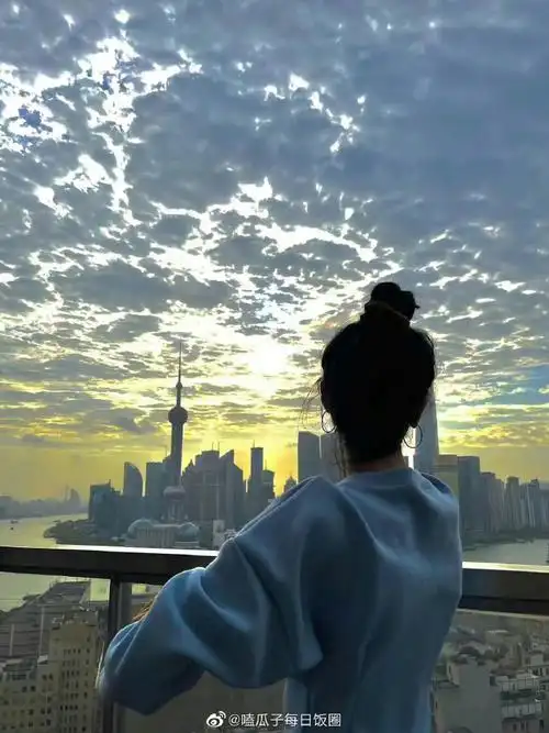 迪丽热巴背影杀四宫格#好喜欢迪丽热巴这个丸子头,真的很可爱,照婆哪