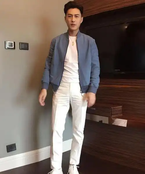 靳东反油腻的秘诀穿基础款梳偏分发型45岁也很有男人味