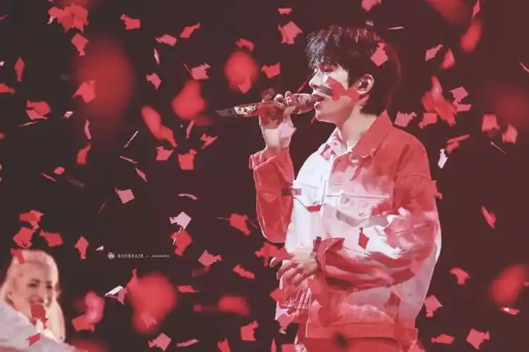 易烊千玺  #易烊千玺玊尔演唱会玊尔演唱会也已经过去两年多了,始间