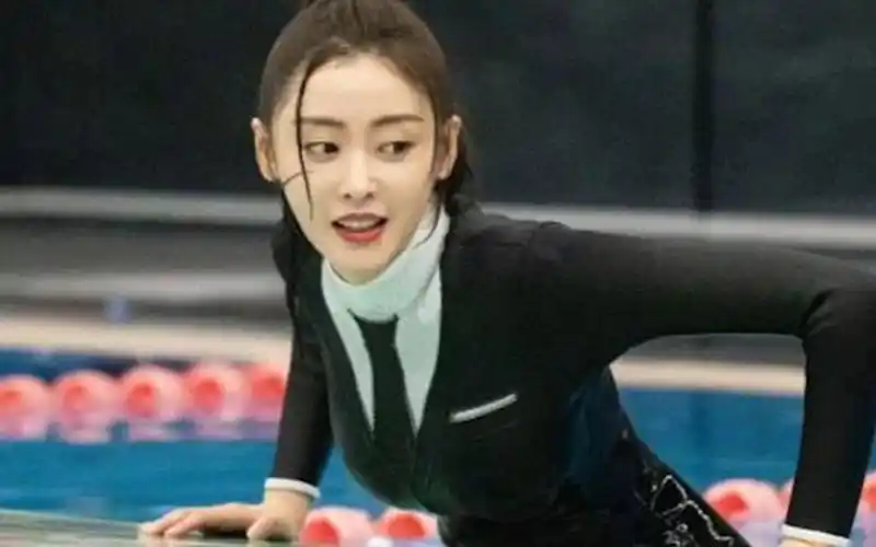 张天爱身材有多好?当看到她穿紧身泳衣练水上瑜伽,网友:太羡慕