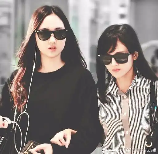 鞠婧祎赵嘉敏挽手同框