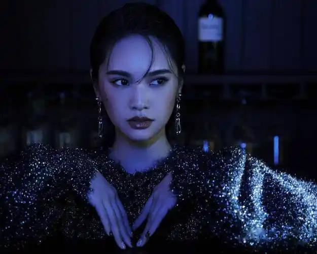 杨丞琳穿蓝色亮片上衣拍暗黑写真优雅迷人化身腹黑女王