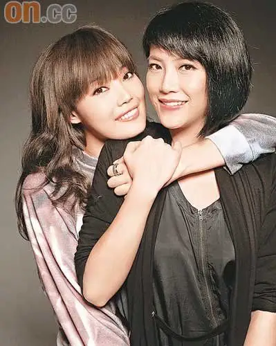 容祖儿霍汶希手牵手献爱 工作无间私下情同姐妹