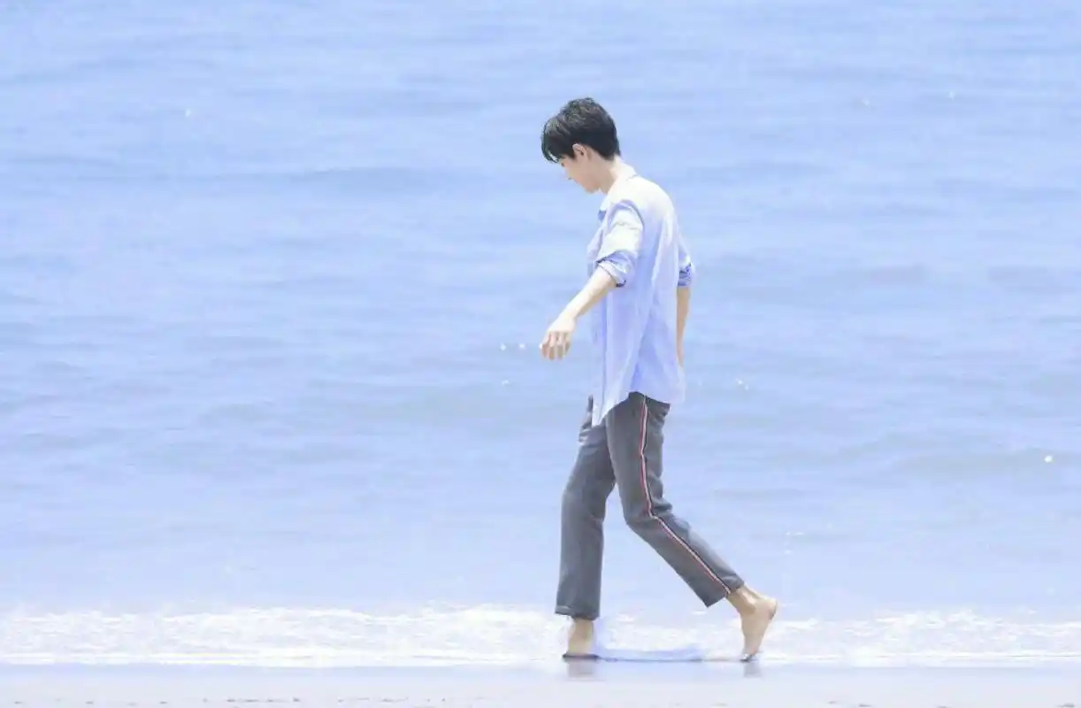 原创肖战对待爱情很理性没有遇到过一见钟情的女子不排除会独身