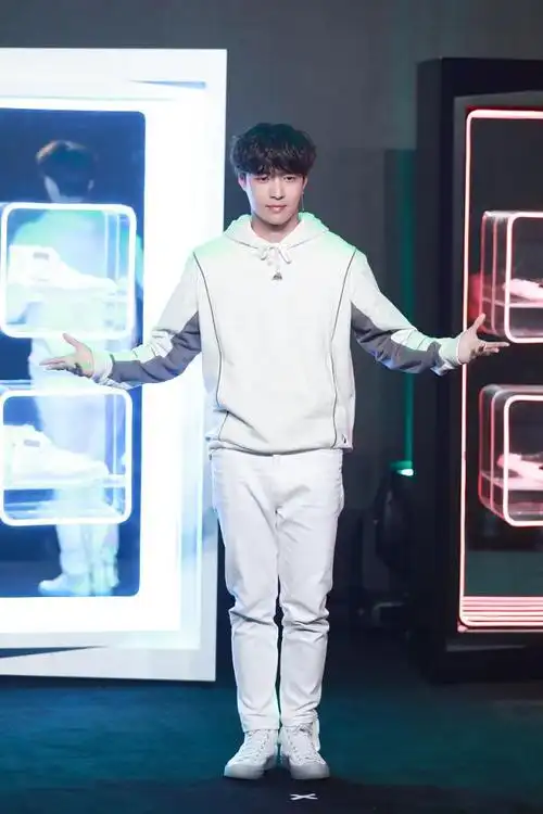 张艺兴穿搭:白色卫衣搭配converse帆布鞋阳光大男孩